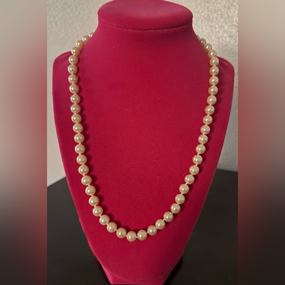 Vintage 1987 Avon Pearlustre Faux Pearl Necklace | 20” Classic Strand - Picture 3 of 4